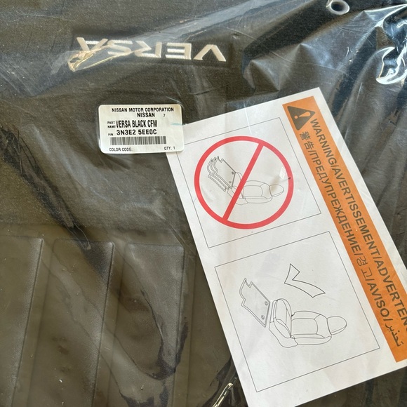 NEW 4 Pcs Genuine OEM NISSAN VERSA Black Carpet Floor Mats 3N3E2-5EE0C 2020-2024 - Picture 3 of 6